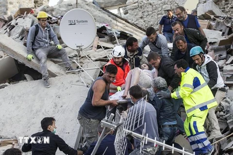  Các nhân viên cứu hộ làm nhiệm vụ sau trận động đất tại thị trấn Amatrice ngày 24/8. (Nguồn: EPA/TTXVN)