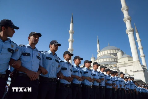 Cảnh sát Thổ Nhĩ Kỳ trong lễ tang các nạn nhân thiệt mạng trong vụ đảo chính vừa qua tại Ankara ngày 17/7. (Nguồn: AFP/TTXVN)