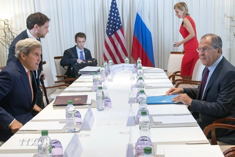 Ngoại trưởng Nga Sergei Lavrov (phải) và Ngoại trưởng Mỹ John Kerry (trái) trong cuộc gặp tại Geneva, Thụy Sĩ ngày 26/8. (Nguồn: EPA/TTXVN)