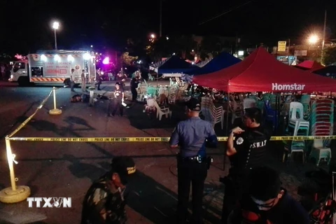 Cảnh sát Philippines điều tra tại hiện trường vụ nổ. (Nguồn: EPA/TTXVN)