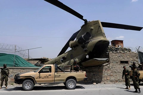 Hiện trường một vụ rơi máy bay quân sự của Afghanistan tại một huyện phía đông thủ đô Kabul tháng 7/2010. Ảnh minh họa. (Nguồn: AP)