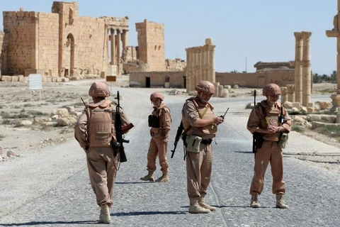 Binh sỹ Nga tuần tra trên thành phố cổ Palmyra (Syria) hôm 5/5/2016. (Ảnh: AFP)