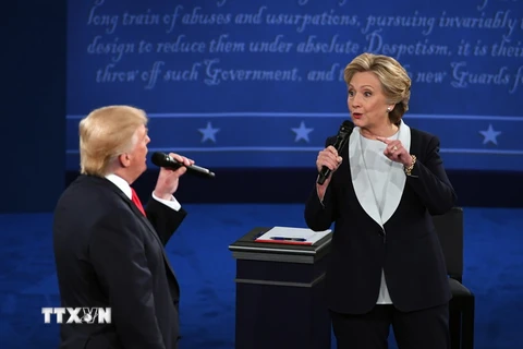 Ứng viên đảng Dân chủ, cựu Ngoại trưởng Hillary Clinton (phải) trong phiên tranh luận trực tiếp lần hai với ứng viên đảng Cộng hòa Donald Trump (trái) tại St. Louis, Missouri ngày 9/10. (Nguồn: THX/TTXVN)