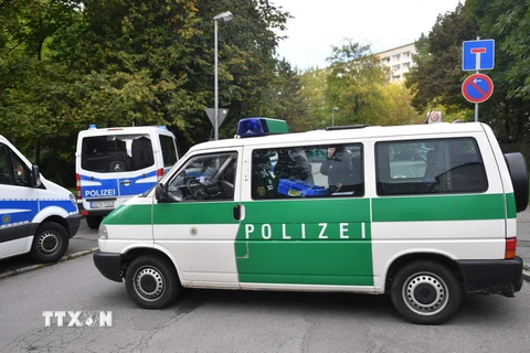 Cảnh sát phong tỏa khu dân cư ở Chemnitz, miền đông Đức sau khi phát hiện nghi can khủng bố Jaber Albakr ngày 9/10. (Nguồn: AFP/TTXVN)