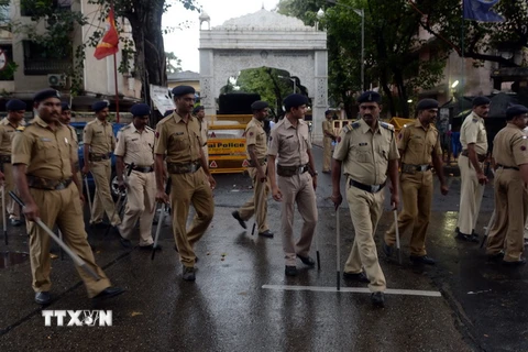 Cảnh sát Ấn Độ gác trên tuyến đường tới nhà Yakub Memon ở Mumbai. (Nguồn: AFP/TTXVN)