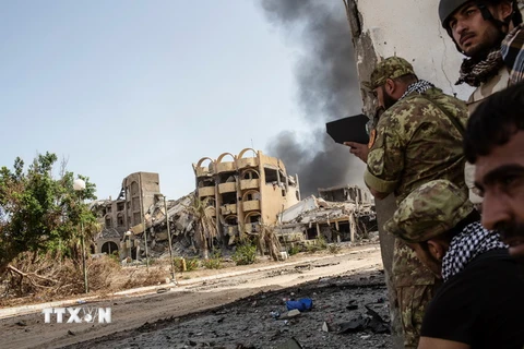 Binh sỹ Libya tham gia chiến dịch truy quét IS tại Sirte, Libya ngày 2/10. (Nguồn: AFP/TTXVN)