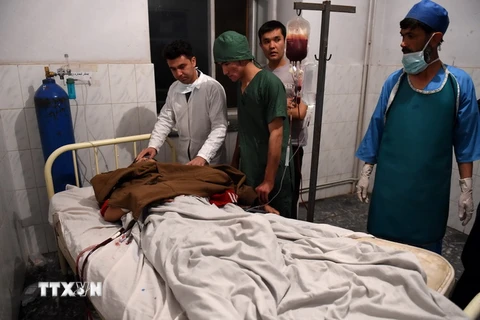 Nạn nhân bị thương trong vụ tấn công điều trị tại bệnh viện Ali Abad ở thủ đô Kabul. (Nguồn: AFP/TTXVN)