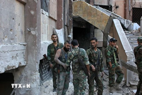 Binh sỹ Syria làm nhiệm vụ tại khu vực Bustan al-Basha, Aleppo ngày 6/10. (Nguồn: AFP/TTXVN)
