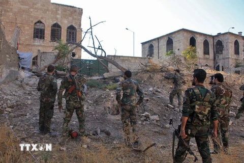 Binh sỹ quân đội Chính phủ Syria làm nhiệm vụ tại khu vực Bustan al-Basha, Aleppo ngày 6/10. (Nguồn: AFP/TTXVN)
