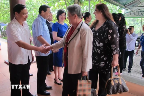 Lễ đón Đoàn ngoại giao nữ quốc tế đến thăm Ninh Bình. (Ảnh: Hải Yến/TTXVN)