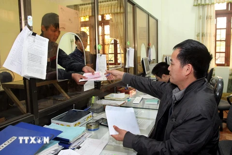 Người dân nộp lệ phí trước bạ tại Cục thuế tỉnh Lạng Sơn. (Ảnh: Hoàng Hùng/TTXVN)