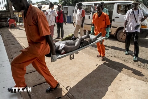 Chuyển người bị thương trong xung đột tới bệnh viện ở Bangui. (Nguồn: AFP/TTXVN)