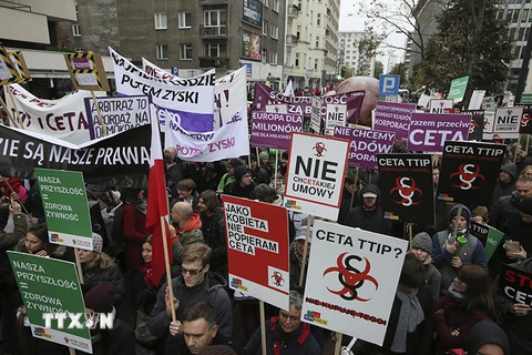 Tuần hành biểu tình phản đối CETA tại Warsaw, Ba Lan ngày 15/10. (Nguồn: Reuters)
