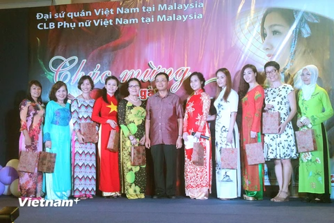 Đại sứ quán Việt Nam trao quà cho các chị em tiêu biểu. (Ảnh: Hoàng Nhương/Vietnam+)