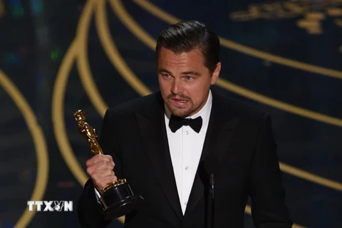 Nam diễn viên Leonardo DiCaprio đoạt giải Nam diễn viên chính xuất sắc nhất cho vai diễn trong phim The Revenant tại lễ trao giải Oscar 2016. (Nguồn: AFP/TTXVN)
