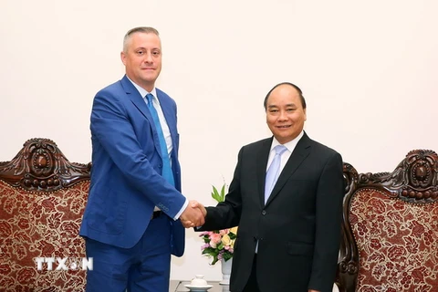 Thủ tướng Nguyễn Xuân Phúc tiếp ông Bojidar Lukarski, Bộ trưởng Bộ Kinh tế Bulgaria. (Ảnh: Thống Nhất/TTXVN)