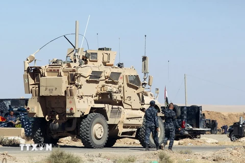 Xe quân sự Mỹ tại căn cứ quân sự Qayyarah, cách Mosul 60km về phía nam, chuẩn bị tham gia chiến dịch giải phóng Mosul ngày 16/10. (Nguồn: AFP/TTXVN)