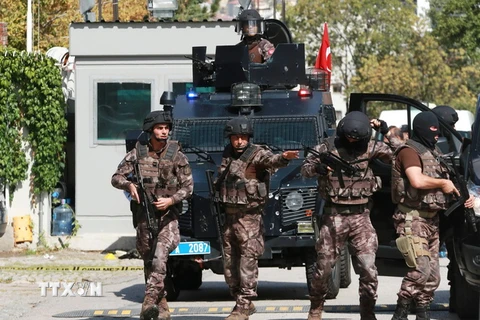 Cảnh sát Thổ Nhĩ Kỳ tuần tra trên đường phố Ankara. (Nguồn: AFP/TTXVN)