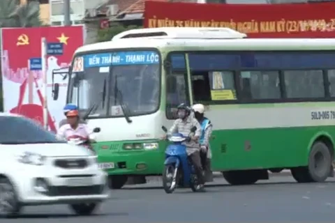 [Video] Chuyển làn bất ngờ, xe buýt gây tai nạn chết người