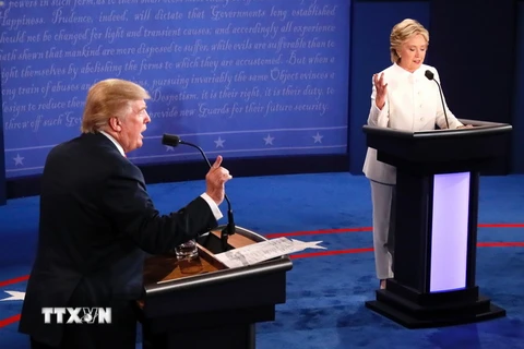 Màn tranh luận của hai ứng viên Tổng thống Hillary Clinton (phải) và Donald Trump ngày 19/10. (Nguồn:AFP/TTXVN)