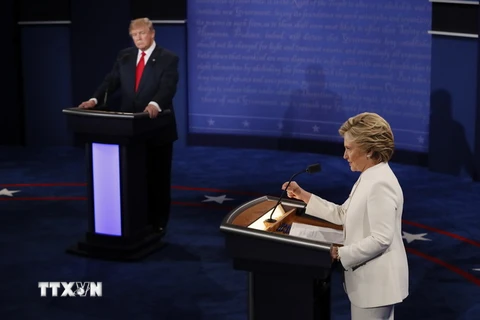 Ứng cử viên của đảng Dân chủ Hillary Clinton (phải) và ứng cử viên đảng Cộng hòa Donald Trump (trái) trong cuộc tranh luận lần 3. (Nguồn: AFP/TTXVN)