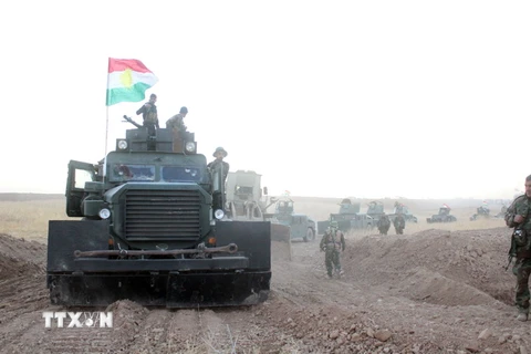 Các lực lượng Iraq làm nhiệm vụ trong chiến dịch truy quét IS tại khu vực làng Khazar, cách Mosul 35km về phía nam ngày 18/10. (Nguồn: THX/TTXVN)