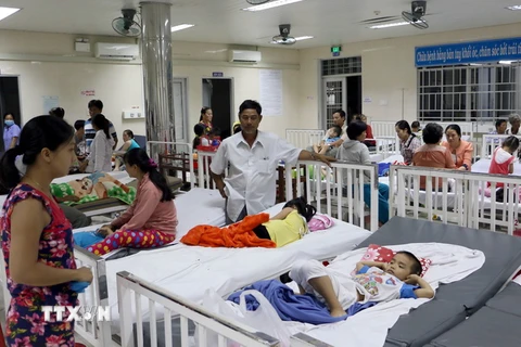 Các trẻ được cấp cứu tại Bệnh viện Đa khoa huyện Tam Bình. (Ảnh: Phạm Minh Tuấn/TTXVN)