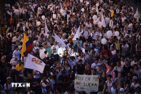 Người dân Colombia tham gia tuần hành kêu gọi chấm dứt xung đột ở nước này. (Nguồn: AFP/TTXVN)