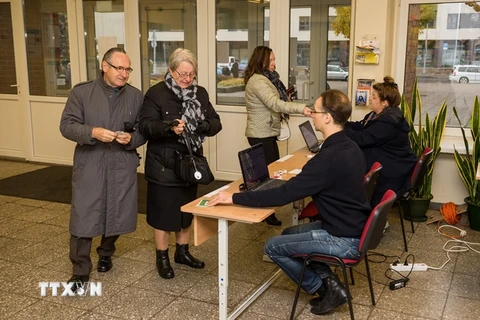  Cử tri Litva tại một điểm bầu cử ở Vilnius ngày 23/10. (Nguồn: THX/TTXVN)