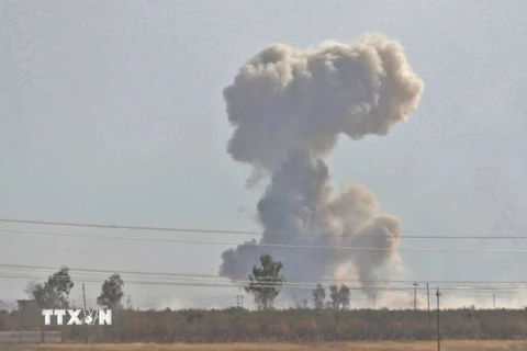 Khói bốc lên sau cuộc không kích tại thị trấn Nawaran, cách thành phố Mosul 10km về phía đông, ngày 20/10. (Nguồn: AFP/TTXVN)