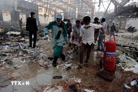 Hiện trường sau một vụ không kích ở Sanaa. (Nguồn: EPA/TTXVN)
