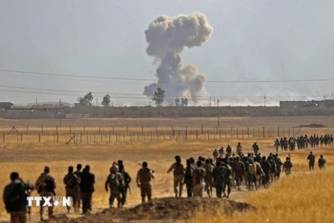 Lực lượng người Kurd ở Iraq trong chiến dịch truy quét IS tại thị trấn Nawaran, cách thành phố Mosul 10km về phía đông, ngày 20/10. (Nguồn: AFP/TTXVN)