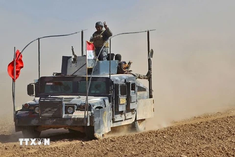  Lực lượng Chính phủ Iraq trong chiến dịch truy quét IS tại Qayyarah, Mosul ngày 20/10. (Nguồn: AFP/TTXVN)