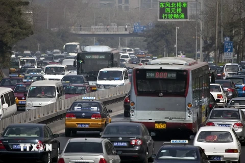 Các phương tiện tham gia giao thông chen chúc trên đường phố Bắc Kinh ngày 7/4. (Nguồn: EPA/TTXVN)