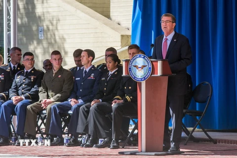 Bộ trưởng Quốc phòng Mỹ Ashton Carter (phải) trong một sự kiện tại Arlington, Virginia ngày 3/10. (Nguồn: AFP/TTXVN)