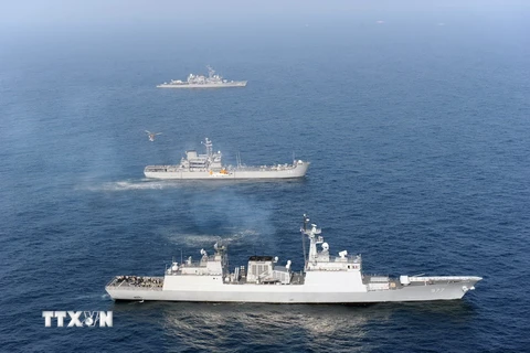 Tàu khu trục Hàn Quốc Dae Jo Young (phía dưới) trong một cuộc tập trận. (Nguồn: AFP/TTXVN)