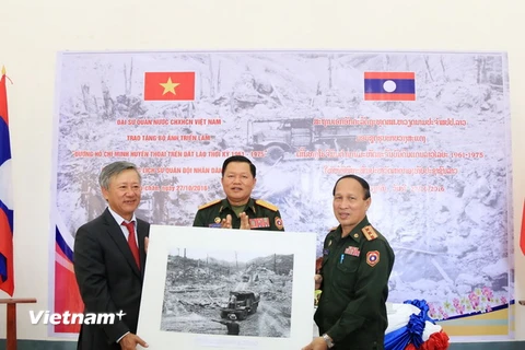 Đại sứ Nguyễn Mạnh Hùng trao tặng ảnh quý cho Bảo tàng lịch sử QĐND Lào. (Ảnh: Phạm Kiên/Vietnam+)