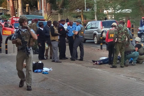 Hiện trường vụ tấn công bên ngoài Đại sứ quán Mỹ tại Kenya. (Nguồn: AP)