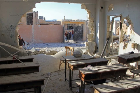 Một lớp học tan hoang sau vụ không kích. (Nguồn: CNN)