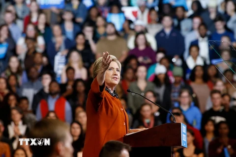 Cựu Ngoại trưởng Mỹ Hillary Clinton trong chiến dịch vận động bầu cử ở Winston-Salem, Bắc Carolina ngày 27/10. (Nguồn: EPA/TTXVN)