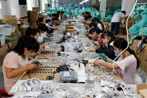 Công nhân làm việc tại một xưởng sản xuất đồ chơi ở tỉnh Giang Tô, Trung Quốc. (Nguồn: AFP/TTXVN)