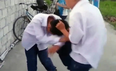 Một nam sinh ở thị trấn Minh Tân (Kinh Môn, Hải Dương) bị bạn đánh hội đồng, làm nhục giữa ban ngày. (Ảnh cắt từ clip)