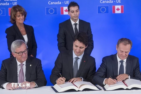 Chủ tịch Ủy ban châu Âu Jean-Claude Juncker, Thủ tướng Canada Justin Trudeau, Chủ tịch Hội đồng châu Âu Donald Tusk tại lễ ký CETA ở Brussels. (Nguồn: AP/TTXVN)