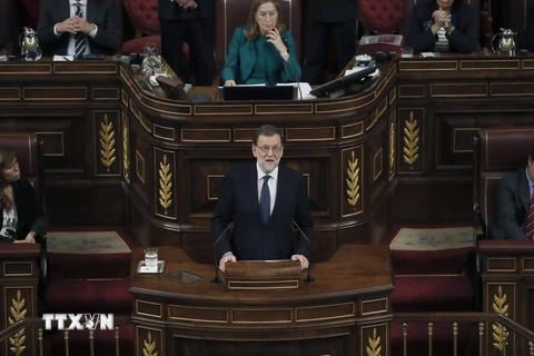 Ông Mariano Rajoy (trước) phát biểu tại phiên họp của Quốc hội ở Madrid ngày 29/10. (Nguồn: EPA/TTXVN)