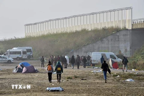  Người di cư sơ tán khỏi khu trại ở Calais ngày 26/10. (Nguồn: AFP/TTXVN)