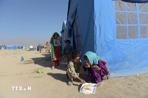 Trẻ em tị nạn Afghanistan tại khu lều tạm ở ngoại ô Kabul ngày 19/10. (Nguồn: AFP/TTXVN)