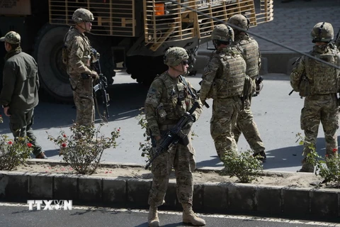 Binh sỹ Mỹ điều tra tại hiện trường một vụ đánh bom ở Kabul, Afghanistan. (Nguồn: AFP/TTXVN)