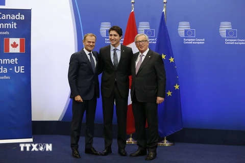 Thủ tướng Canada Justin Trudeau (giữa), Chủ tịch Ủy ban châu Âu Jean-Claude Juncker (phải) và Chủ tịch Hội đồng châu Âu Donald Tusk (trái) tại lễ ký CETA ở Brussels. (Nguồn: THX/TTXVN)