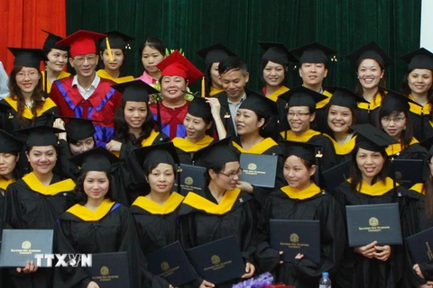 Các tân thạc sỹ Trường Đại học Ngoại ngữ - Đại học Quốc gia Hà Nội nhận bằng tốt nghiệp. (Ảnh: Bích Ngọc/TTXVN)