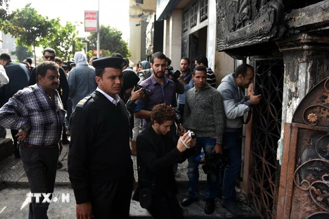 Cảnh sát Ai Cập điều tra tại hiện trường một vụ tấn công ở trung tâm thủ đô Cairo. (Nguồn: AFP/TTXVN)